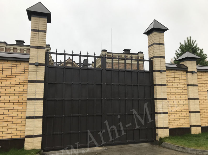 ворота автоматические в загородном особняке
