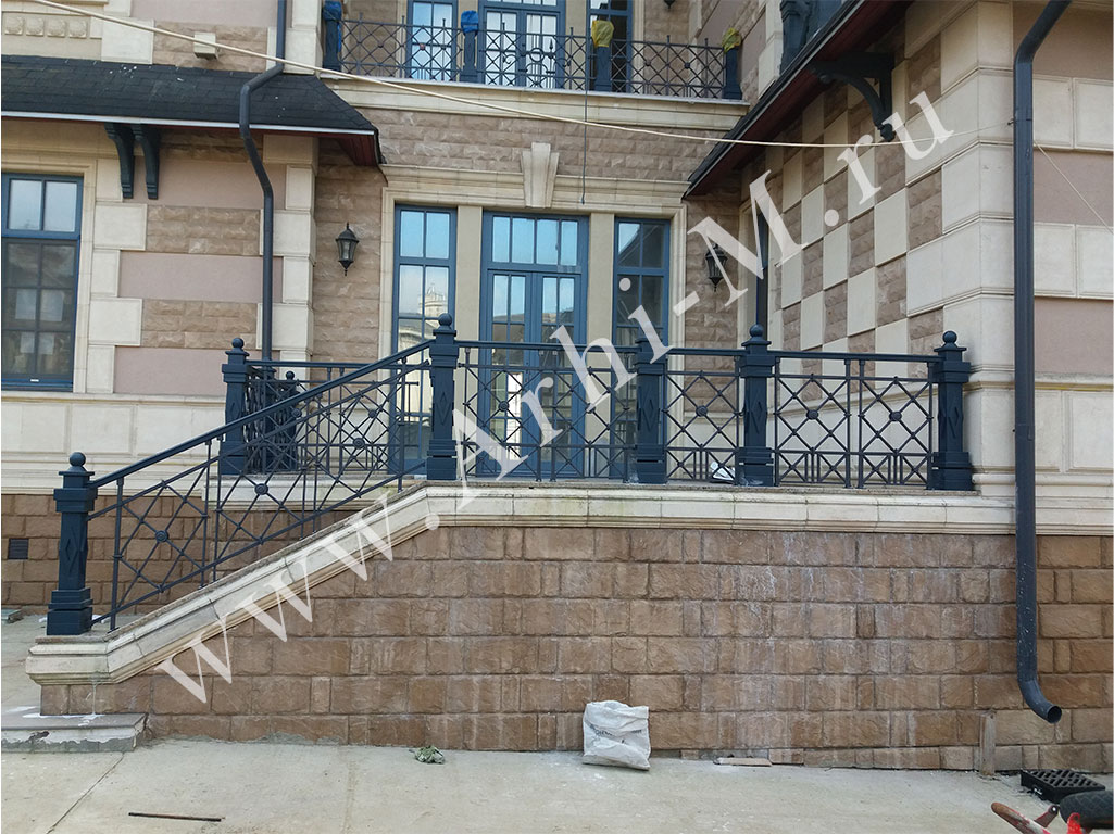 кованые перила -2го света- загородного дома 061